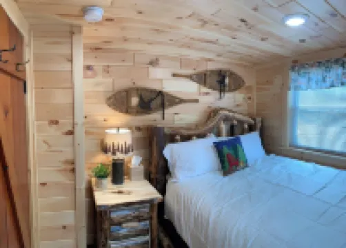 MAPLE COTTAGE - Lakefront on Thayer Lake in Alden with WiFi, AC