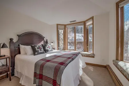 Spacious Retreat with Hot Tub and Stunning Views, 3 min from Breck, Free Shuttle Отели рядом с достопримечательностью «Riverwalk Center at Breckenridge»