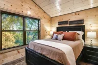 Views • Easy Roads • Hot Tub • Beautifully Decorated