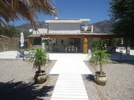 Exceptional 240-m² villa for 9 people direct access to the beach, swimming pool