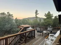 Ponderosa Place, Charming Cabin with Large Deck and Mountain View, Veteran Owned