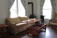 Countryside Farmhouse, backporch breezes, hillside views, and in Walburg!