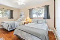 Mid-Century Vibes w/ Firepit Near UF/Downtown/Shands & Walk to Coffee Culture