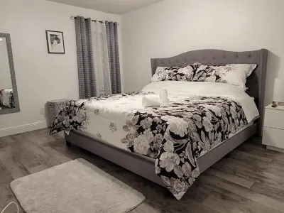 Bright-Lovely 2 Bed 1 Bath,15 Minutes From Beach Walmart Supercenter附近的飯店