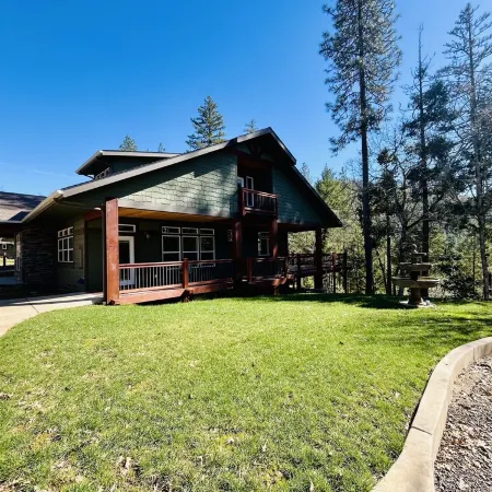 Stay in luxury, minutes from the Lake, perfect for entertaining.