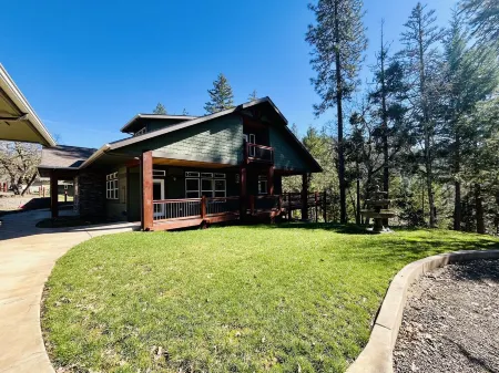 Stay in luxury, minutes from the Lake, perfect for entertaining.