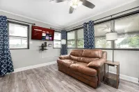 Magnolia Small Apartment w/ King-size Amenities- High Quality Beds & Pillows!