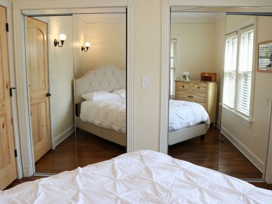 World Cup Matches Just 5 Min Away!  75" TV, King Bed, Lg 1 Acre Yard, Sleeps 8