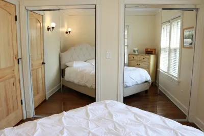 MODERN FARMHOUSE by CHIEFS < 5min away!  75" TV, right off I-435 BOOK NOW! Hotels near Minor Park Golf Course