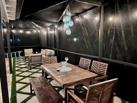 Paradise awaits! Heated pool, huge lanai, outdoor oasis close to downtown Naples