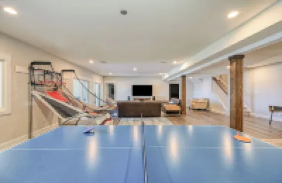 Luxury LAKEFRONT 7Bdr/7.5Ba -Huge Boathouse in Quiet Cove-Public Side-Stunning