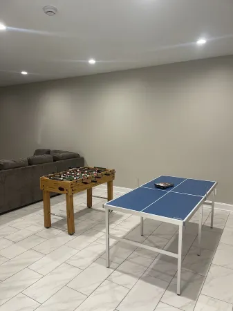 NEW house nestled in a quiet area. Has hot tub & game room. 5 min to down town.