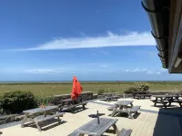 Delightful 2-Bed Holiday Home On The Welsh Coast