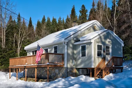 Camp Coös - serene mountain and lake views with ATV/snowmobile trail access Отели в г. Питтсбург