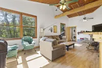 Indoor tree house & swivel  firepit grill. Close to Kooser & Laurel Hill Parks.