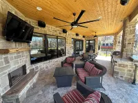 New Lake Paradise! 4 bdrm 3.5 ba house w/ lift, deck, grill, sauna, smart, media Hotels in Tool