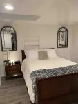 Cozy 1Br Cottage Near Lake, Trails & City Access Hotels near Log Boom Park