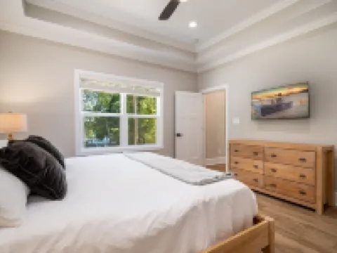 New waterfront house on Lake Norman/private dock 폴스타운 호텔