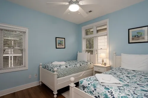 Sweet Inn Coach House near beautiful beach on Lake Michigan in Beachwalk