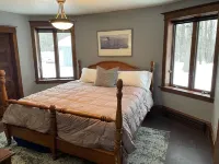 Ferguson Farmhouses on Oak Lake with 176 feet of shoreline in Kerrick Minnesota. パインのホテル