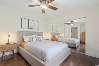 Jupiter's Beacon Villa. Less than 2 miles from the beach in the heart of Jupiter