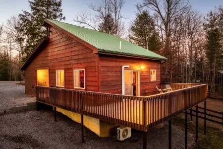 Romantic Cabarn w/ HotTub Lounge - Located on BSF!