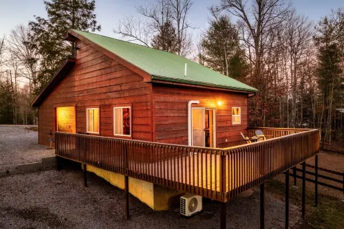 Romantic Cabarn w/ HotTub Lounge - Located on BSF!