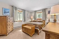 Cozy Retreat, Great for Large Groups and Family Gatherings with Hot Tub!