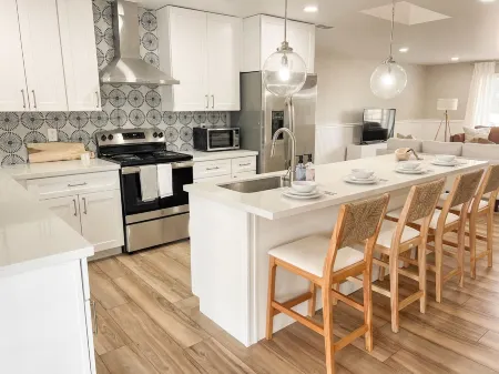 NEW remodel w pool - close to ASU/Scottsdale/Spring training Отели рядом с достопримечательностью «Painting with a Twist»