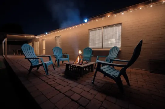 Luxury Pool Home for 10– Near ASU & Airport - BBQ - Continental Breakfast