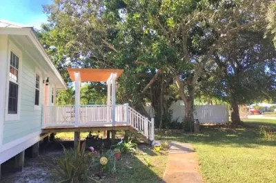 TURTLE COTTAGE AN ISLAND OASIS  -  PINE ISLAND Hotels near Fort Myers / Pine Island KOA Holiday