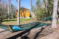 LOG HOME - NEXT TO CREEK / FIREPLACE / HOT TUB / HIKING TRAILS / PET FRIENDLY