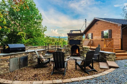 Stunning Mountain Views! Camp Theme! Theater/Game Room & Fireplaces + Hot Tub - 4 ดาว