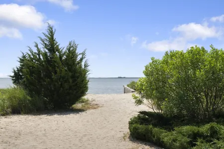 Beautiful remodeled 2 bedroom home — 5 min from the beach! 20 percent for week Отели в г. Саутгемптон