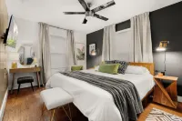 1950s Cottage-steps from Trendy Old Town Tomball dining, coffee, shops