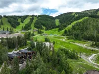 Luxurious New Ski-In Ski-Out Estate w/ Hot tub: Your Ultimate Mountain Getaway