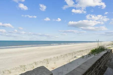 "Seaglass Cottage" - Direct Oceanfront, Vilano beach access near St. Augustine Отели в г. Вилано-Бич