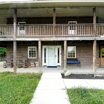 Farmhouse by the Lake with FAST Fiber Internet + Washer/Dryer!