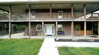Farmhouse by the Lake with FAST Fiber Internet + Washer/Dryer!