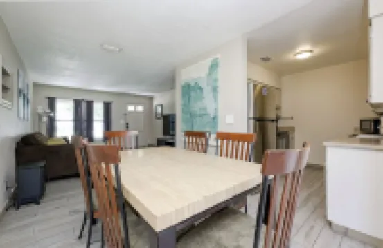Spacious home with Pool Table 10 minutes from Beaches and Speedway