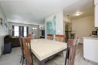 Spacious home with Pool Table 10 minutes from Beaches and Speedway