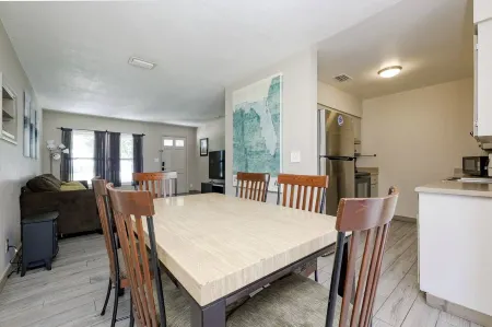 Spacious home with Pool Table 10 minutes from Beaches and Speedway