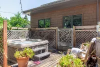 Tranquil cottage with fenced garden, fire pit, bbq, outdoor dining and hot tub.