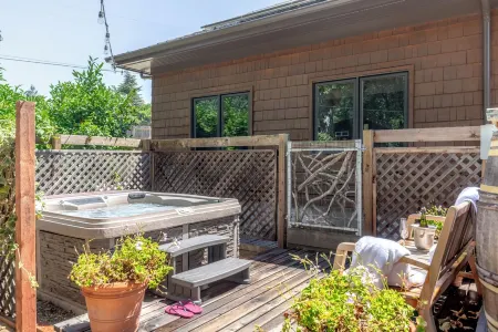 Tranquil cottage with fenced garden, fire pit, bbq, outdoor dining and hot tub.