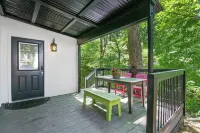 Cozy Guest House cabin style with 1 bedroom King Bed, Private Walking Trails