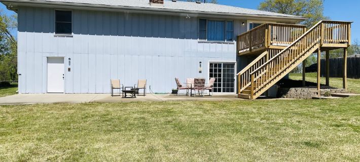 Modern Oasis Near the Legends - Spacious home with games, patio, deck and more! Hotel di Wyandotte County