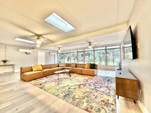 The Sputnik • Sleeps 20 • Pool • 10 minutes to Beaches • Family-Friendly