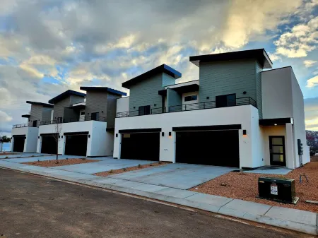 Beautiful New Kanab home with private hot tub! Отели в г. Канаб