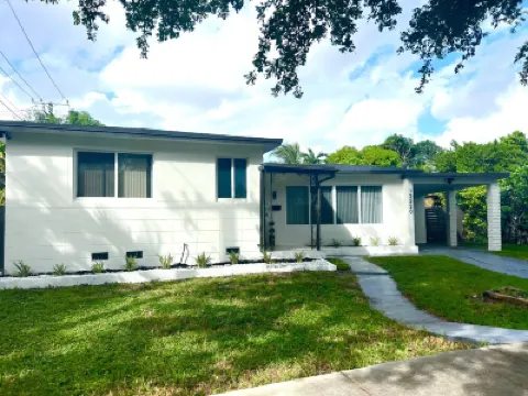 Modern Comforts in a Prime Location.Escape to a  Cozy and Peaceful Retreat. Hotels near Oleta River State Park