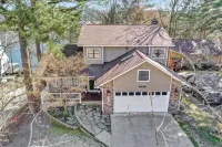 Stylish 3/2 Home • Boat Slip • Lake Access • Lake View! King Beds • Central Loc